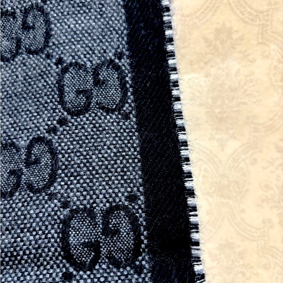 GUCCI Scarf! NEW! GG Pattern in REVERSABLE colors, the size is 34 x 194cm. - Picture 5 of 10